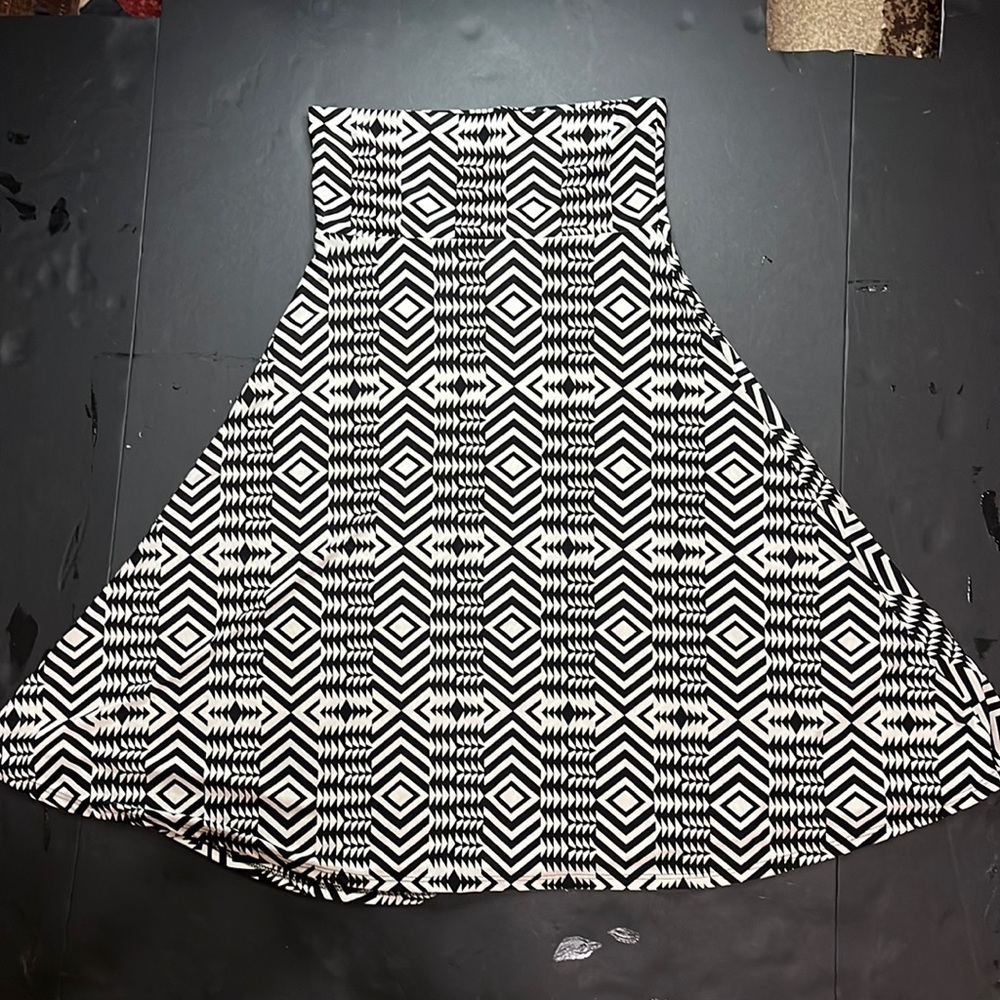 LulaRoe ladies skirt black and white shaped patterns